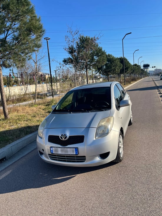 Louer une Toyota Yaris de l'année 2008 à Tirana