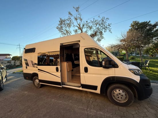 Louer une Peugeot Boxer de l'année 2019 à Tirana