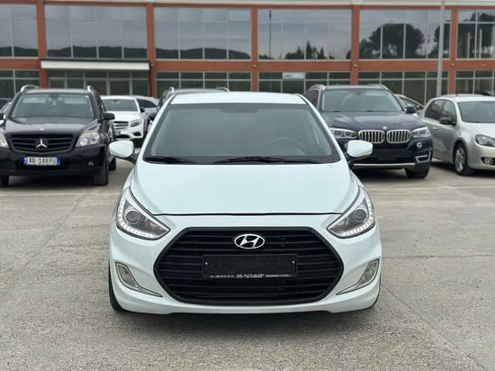 Louer une Hyundai Accent de l'année 2012 à Gjirokastër