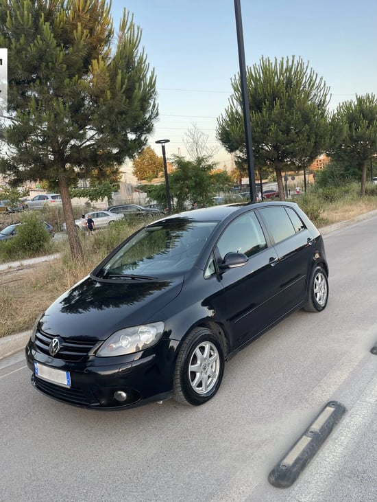 Wynajmij Volkswagen Golf Plus z 2008 roku w Tirana