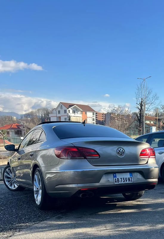 Louer une Volkswagen Passat CC de l'année 2015 à Tirana