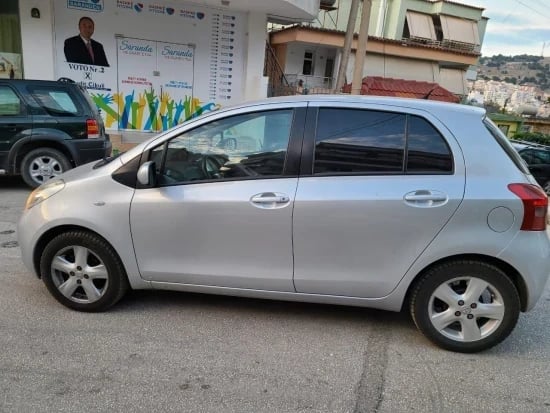 Merrni me qira një Toyota Yaris të vitit 2008 në Sarandë