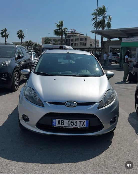Merrni me qira një Ford Fiesta të vitit 2011 në Tirana