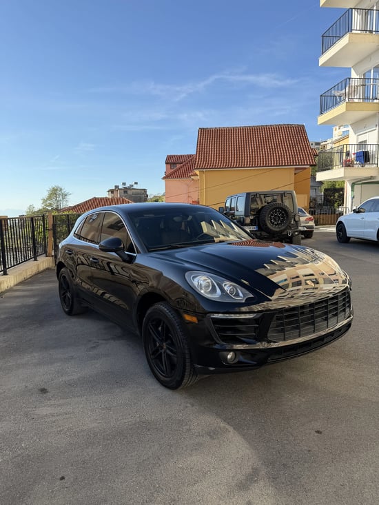 Alquila un 2015 Porsche Macan en Tirana