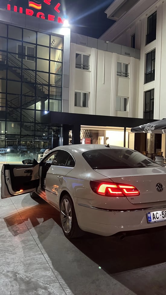 Wynajmij Volkswagen CC z 2017 roku w Tirana