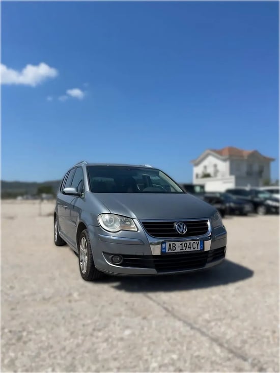 Merrni me qira një Volkswagen Touran të vitit 2008 në Tirana
