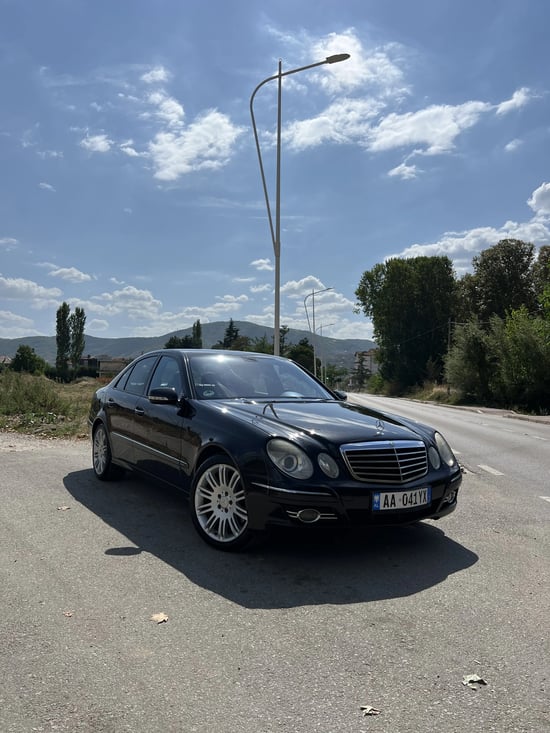 Louer une Mercedes-Benz E 320 de l'année 2008 à Tirana