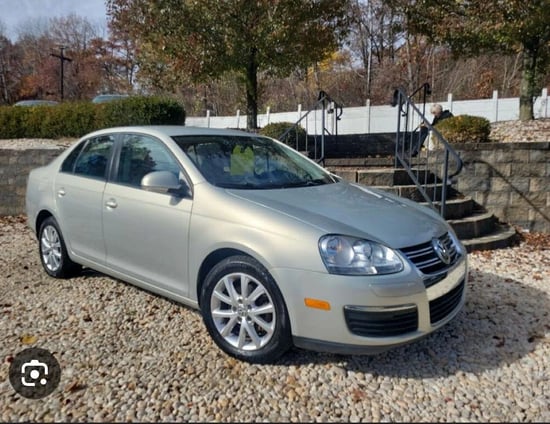 Merrni me qira një Volkswagen Jetta të vitit 2010 në Tirana