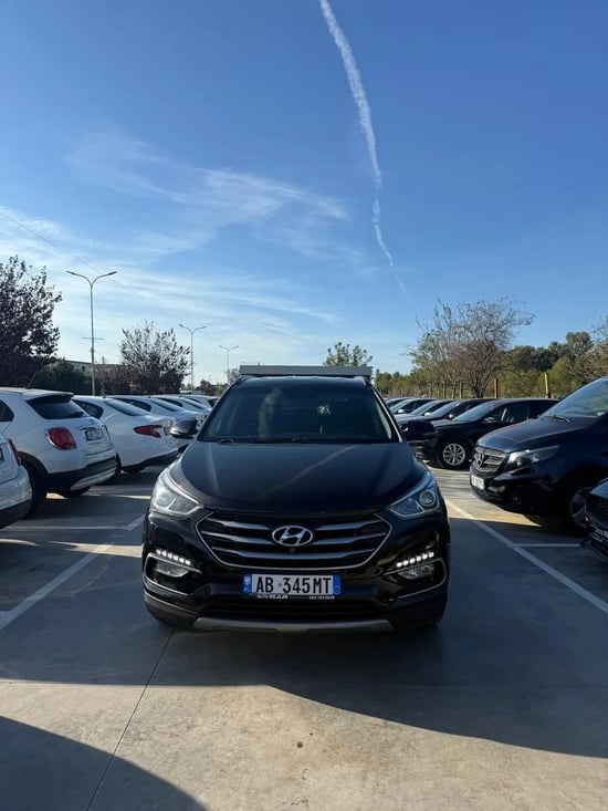 Alquila un 2017 Hyundai Santa Fe en Durrës