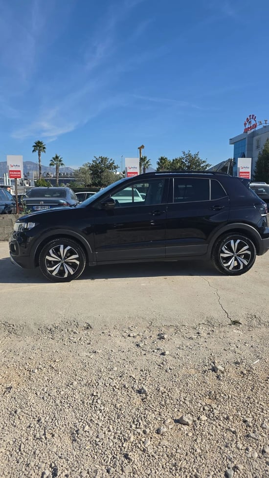 Wynajmij Volkswagen T-Cross z 2023 roku w Tirana