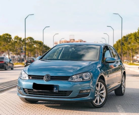 Wynajmij Volkswagen Golf 7 z 2013 roku w Tirana