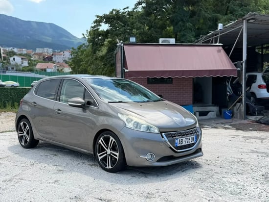 Noleggia una Peugeot 208 dell'anno 2013 a Tirana