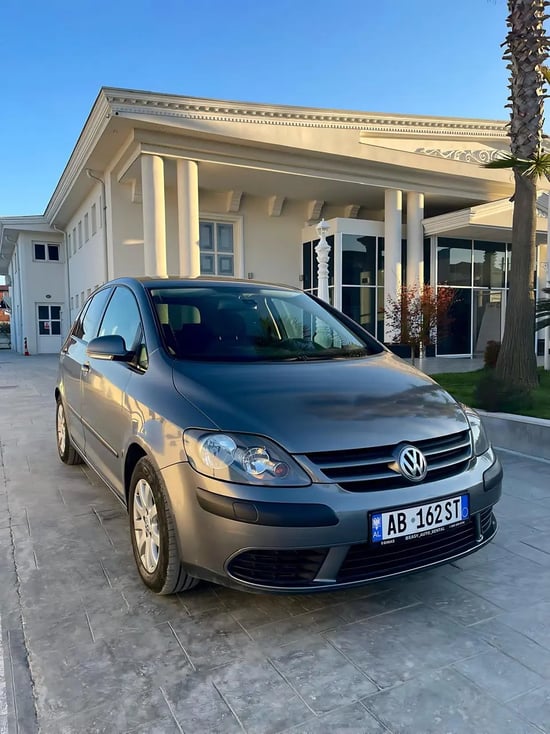 Noleggia una Volkswagen Golf Plus dell'anno 2007 a Tirana