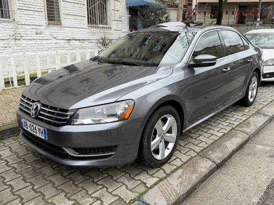 Merrni me qira një Volkswagen Passat të vitit 2014 në Tirana