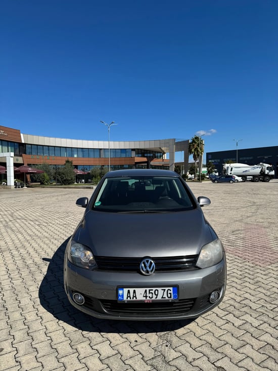 Merrni me qira një Volkswagen Golf 6 të vitit 2013 në Tirana