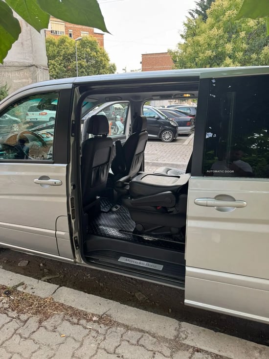 Louer une Mercedes-Benz Viano de l'année 2013 à Tirana