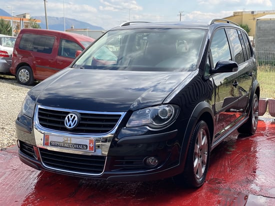 Louer une Volkswagen Touran de l'année 2008 à Tirana