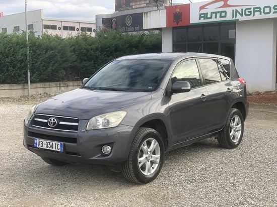 Merrni me qira një Toyota RAV 4 të vitit 2009 në Tirana