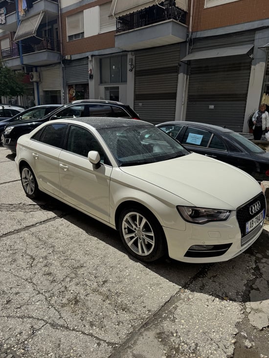 Louer une Audi A3 de l'année 2015 à Tirana