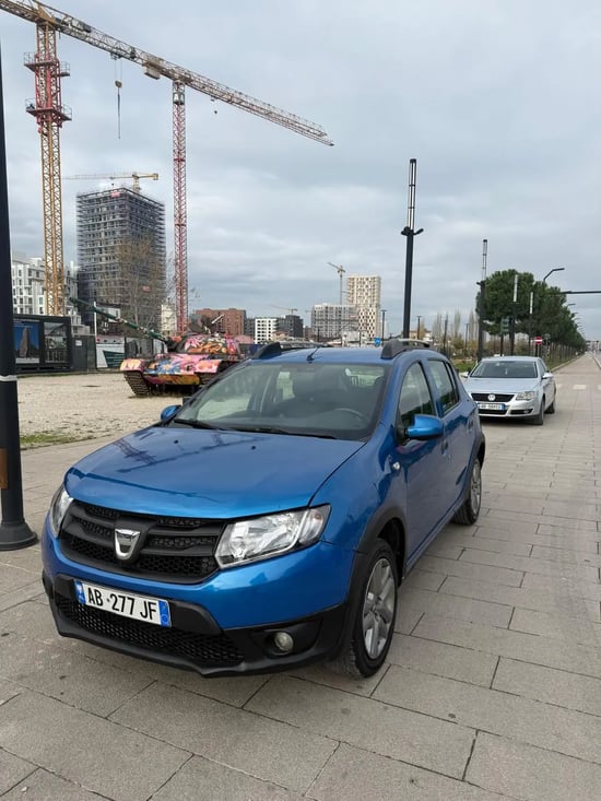 Merrni me qira një Dacia Sandero të vitit 2016 në Tirana