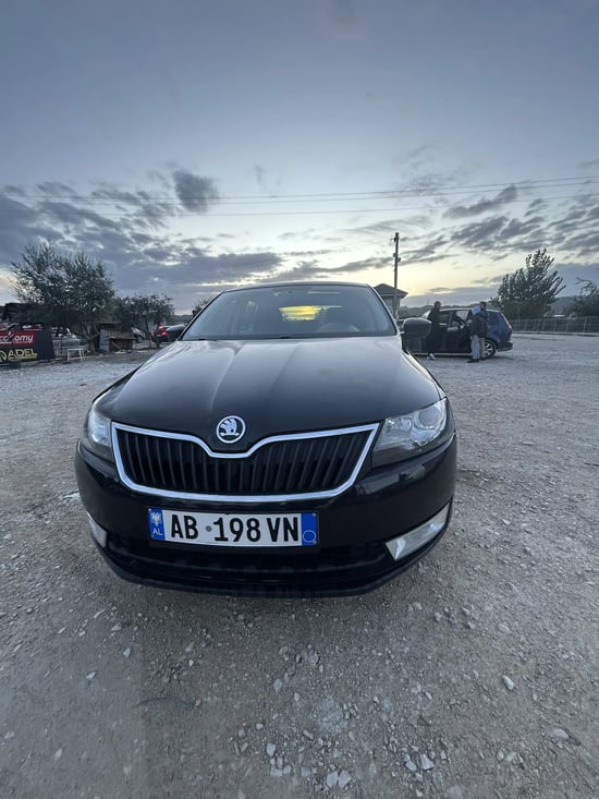 Wynajmij Skoda Rapid z 2016 roku w Tirana