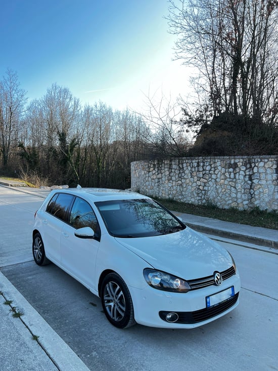 Alquila un 2012 Volkswagen Golf 6 en Tirana