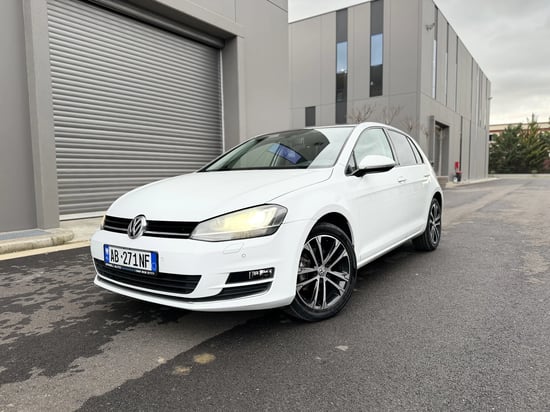 Wynajmij Volkswagen Golf 7 z 2015 roku w Tirana
