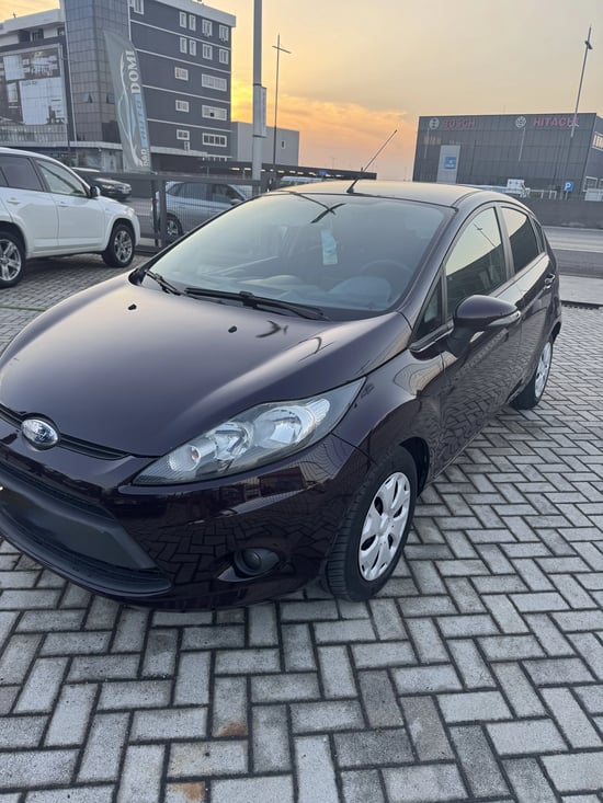 Wynajmij Ford Fiesta z 2014 roku w Tirana