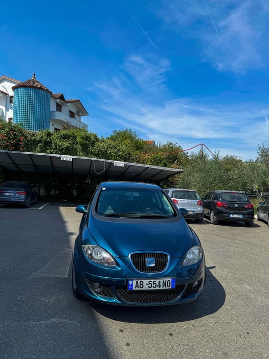 Noleggia una Seat Altea dell'anno 2010 a Tirana
