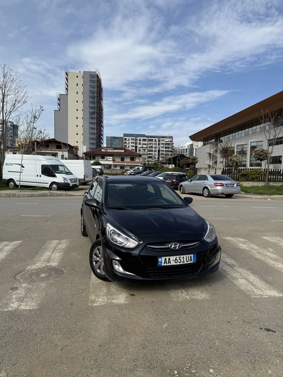 Merrni me qira një Hyundai Accent të vitit 2017 në Tirana