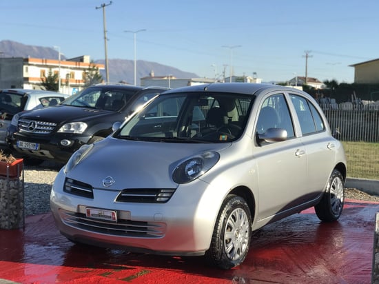 Noleggia una Nissan Micra dell'anno 2005 a Tirana