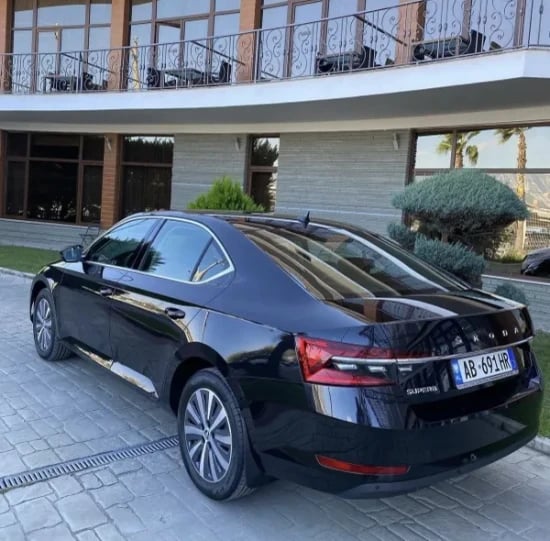 Wynajmij Skoda Superb z 2022 roku w Tirana