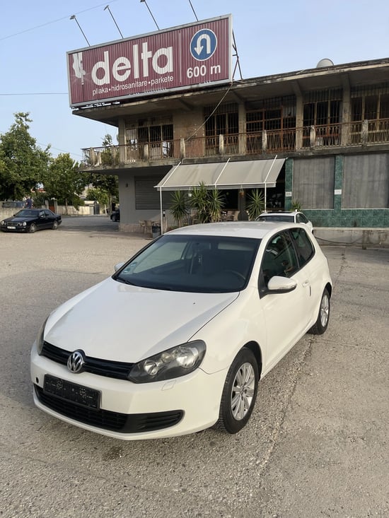 Merrni me qira një Volkswagen Golf 6 të vitit 2011 në Fier