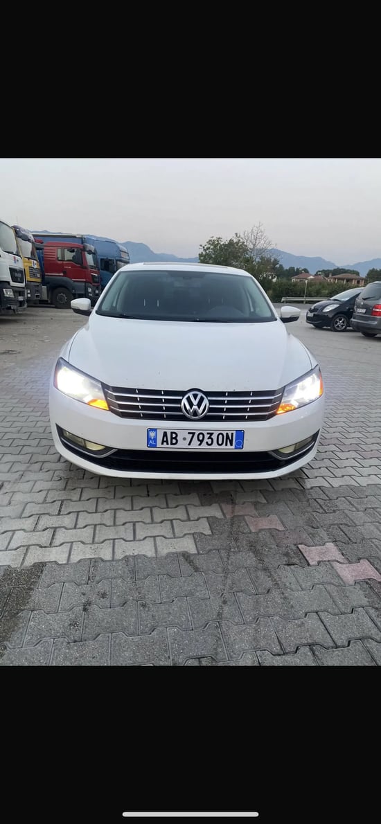 Louer une Volkswagen Passat de l'année 2013 à Tirana