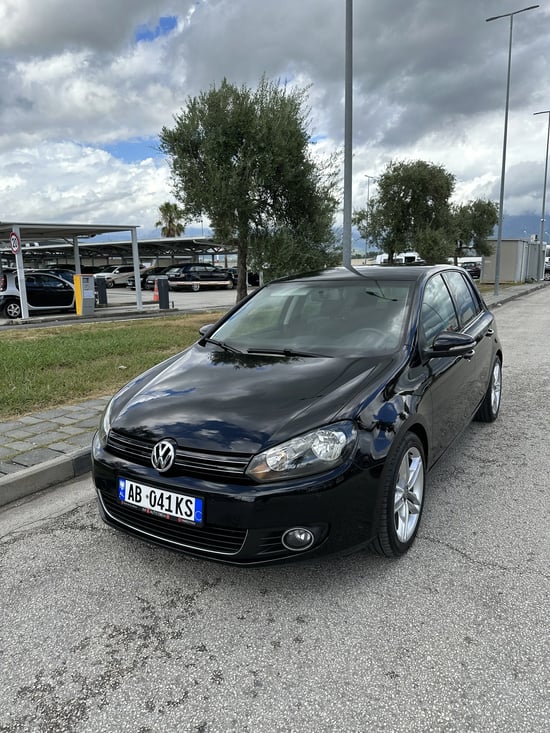 Noleggia una Volkswagen Golf 6 dell'anno 2012 a Tirana