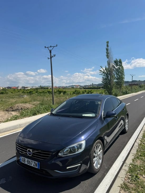 Wynajmij Volvo S60 z 2015 roku w Tirana