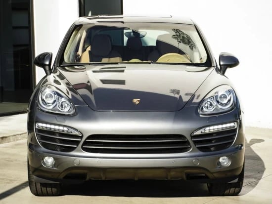 Noleggia una Porsche Cayenne dell'anno 2014 a Tirana