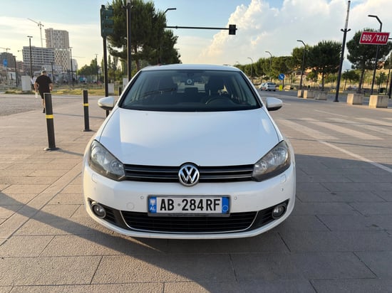 Alquila un 2012 Volkswagen Golf 6 en Tirana