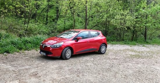 Merrni me qira një Renault Clio të vitit 2013 në Tirana