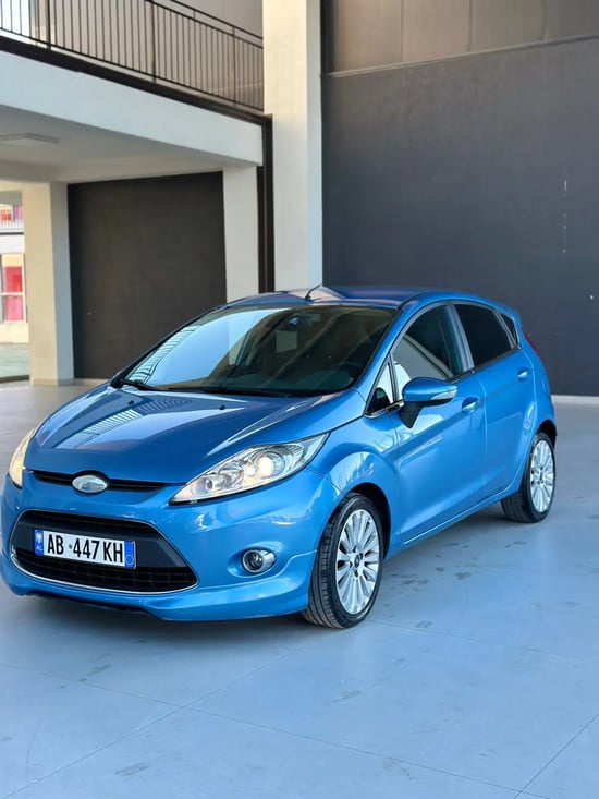Louer une Ford Fiesta de l'année 2009 à Tirana