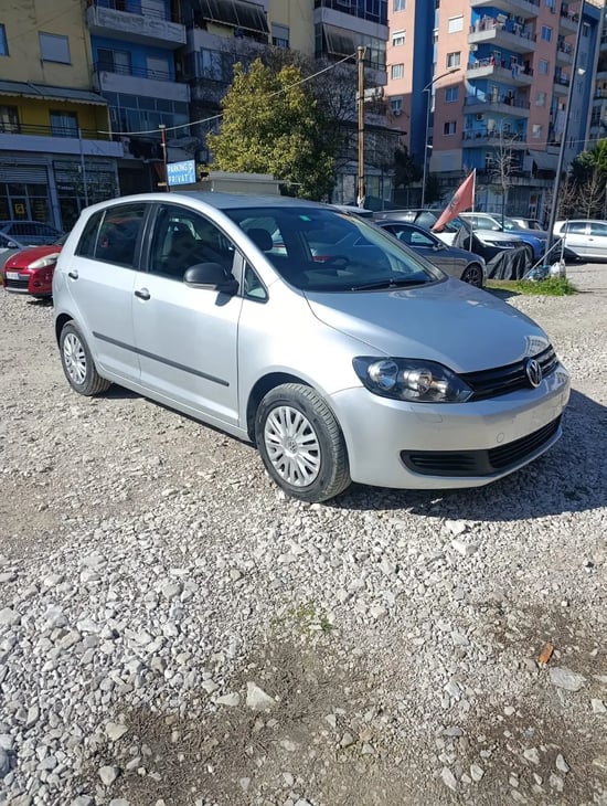 Alquila un 2012 Volkswagen Golf 6 en Tirana