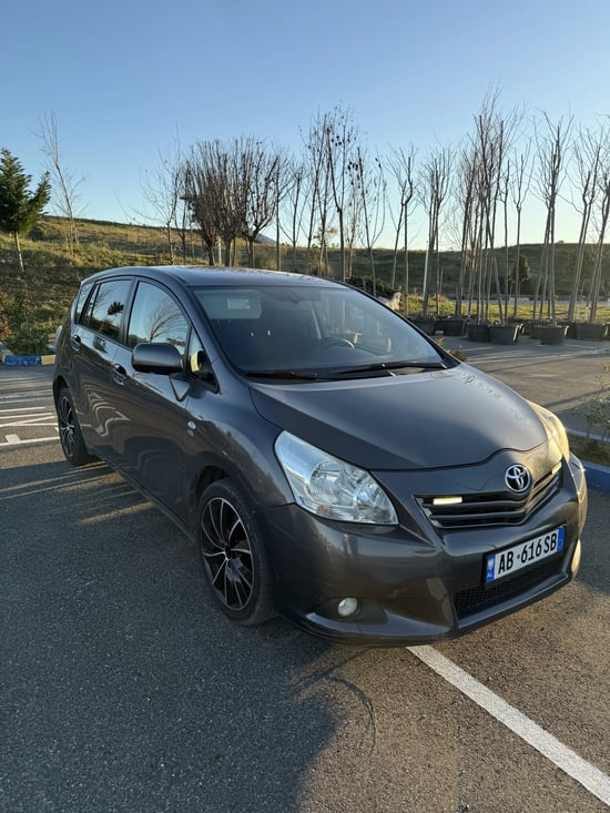 Louer une Toyota Verso de l'année 2010 à Durrës