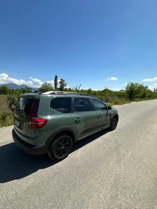 Louer une Dacia Jogger de l'année 2024 à Tirana
