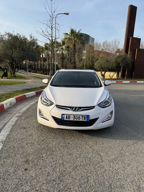 Noleggia una Hyundai Avante dell'anno 2013 a Tirana