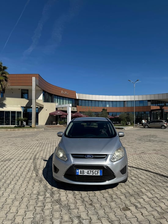 Alquila un 2015 Ford C-Max en Tirana
