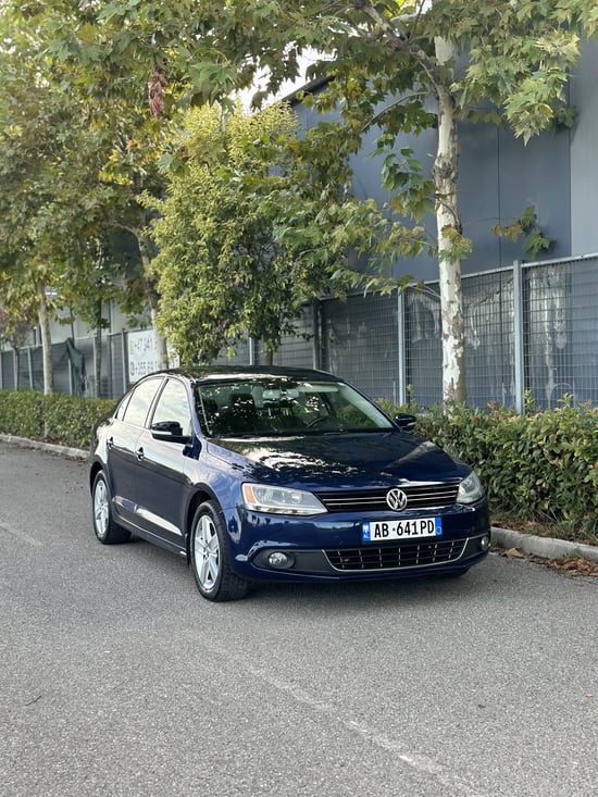 Wynajmij Volkswagen Jetta z 2012 roku w Tirana