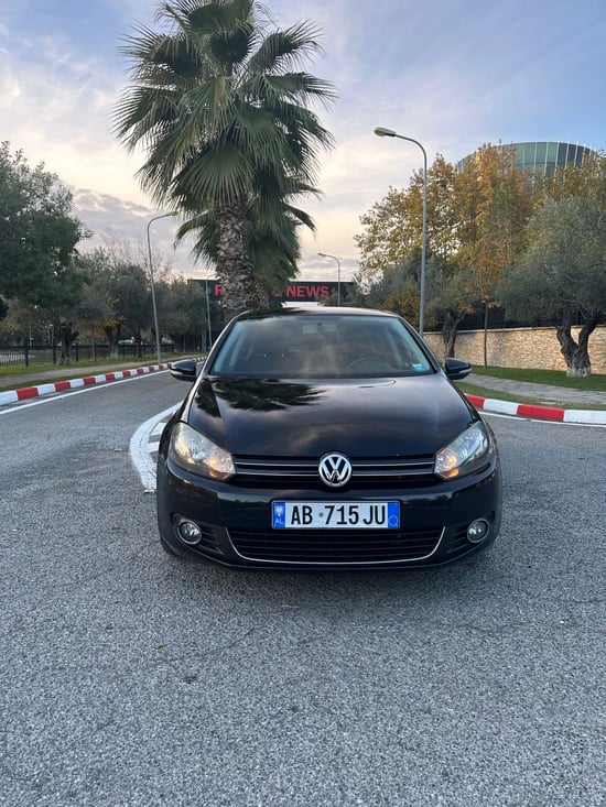 Wynajmij Volkswagen Golf z 2010 roku w Tirana