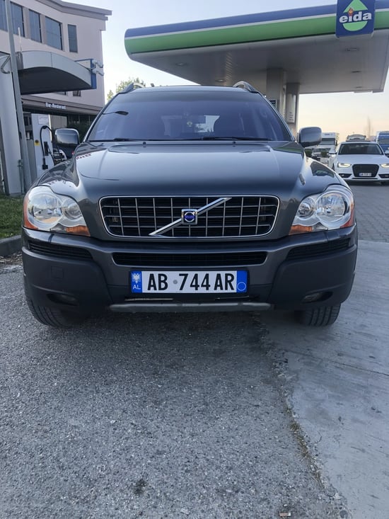 Noleggia una Volvo XC90 dell'anno 2008 a Tirana