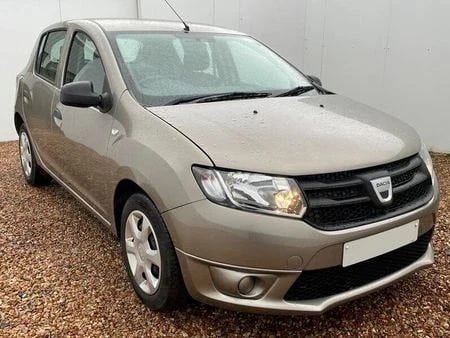 Noleggia una Dacia Sandero dell'anno 2014 a Tirana