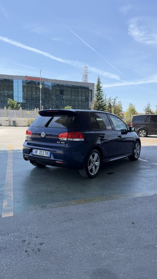 Alquila un 2012 Volkswagen Golf 6 en Tirana
